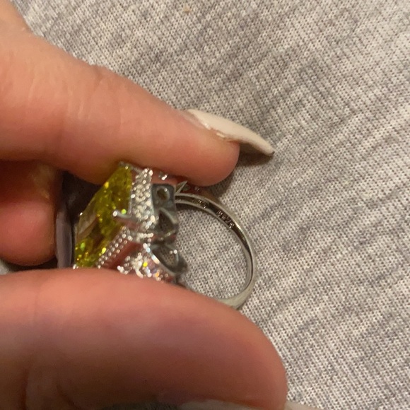 New 925 Sterling silver Emerald cut periot Ring - Picture 6 of 6